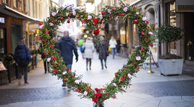 Hjärta av blommor på Kullagatan inför alla hjärtans dag 2020.