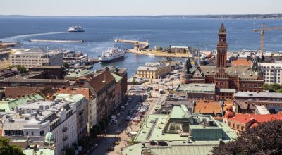 Vybild tagen från Kärnan över Stortorget, Rådhuset och Hamntorget med färja i Sundet.