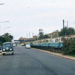 Uppställningsplats av spårvagnar för transport till skrotupplag, 1967. Färgbild. Arkivbildare: Stadsbyggnadskontoret